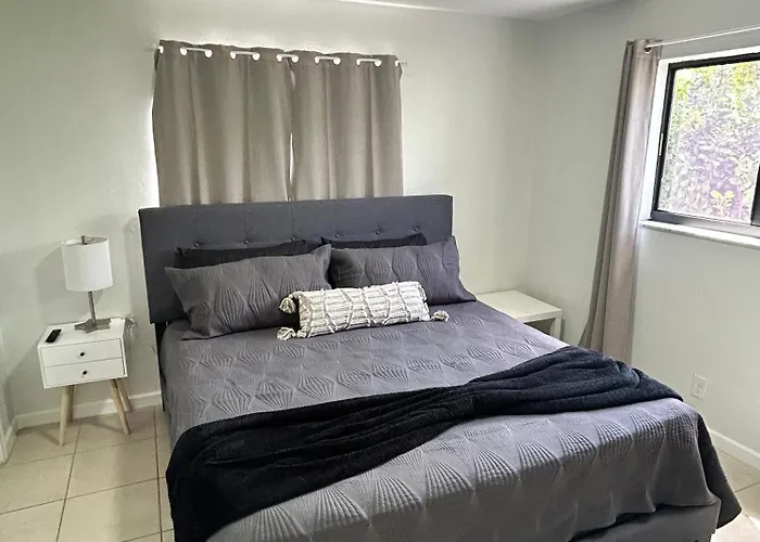 Apartment In Hollywood Close To Shops & Beach 110