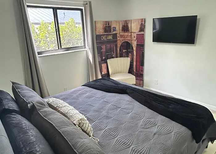 Apartment In Hollywood Close To Shops & Beach 110